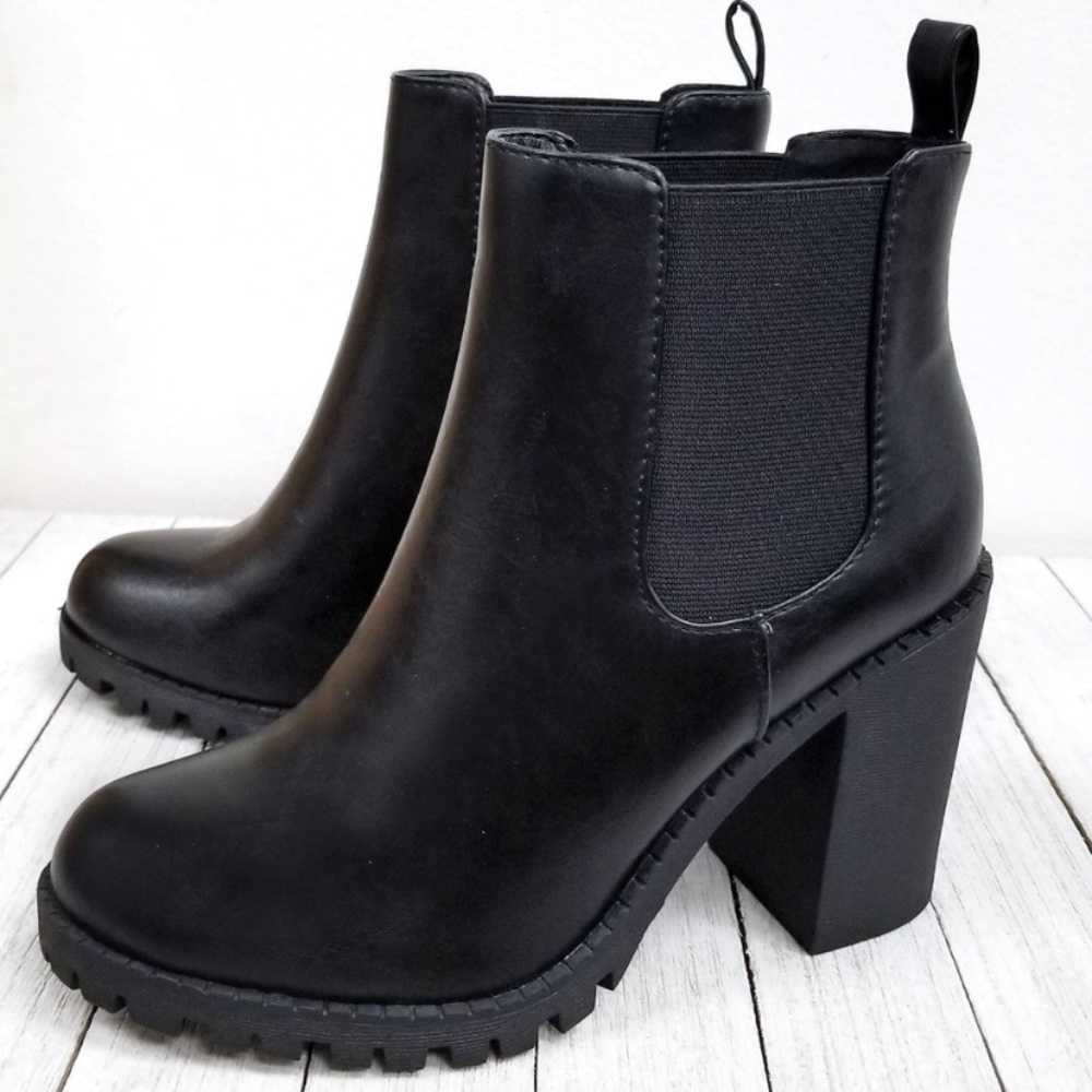 Soda Black Booties